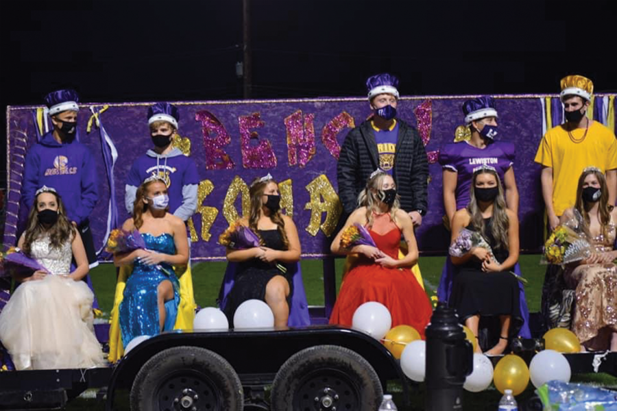 2020 Homecoming Court masks up