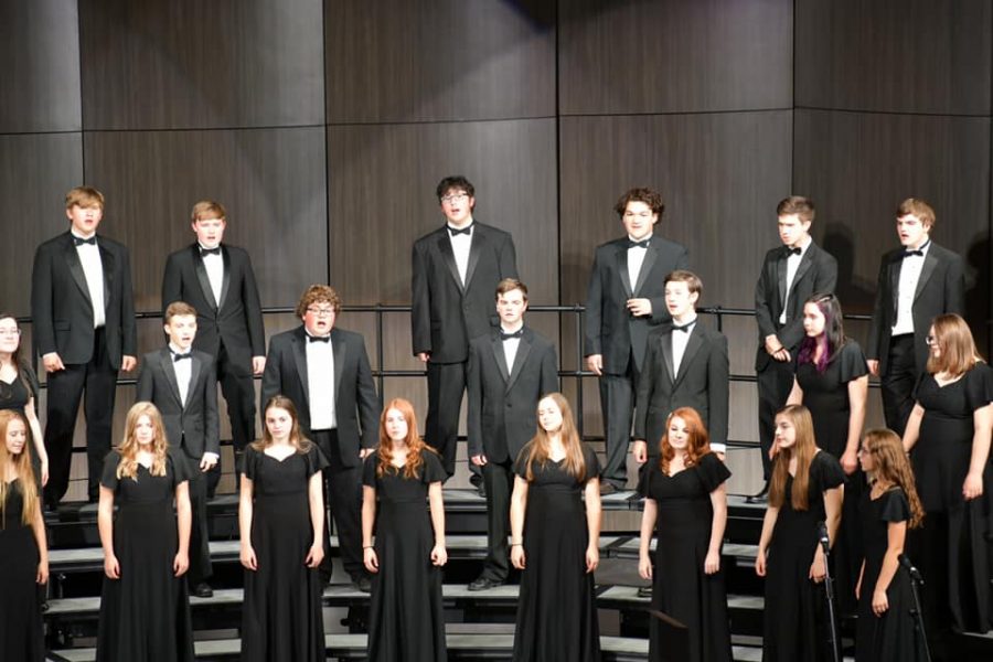 LHS+Gold+Voices+sing+in+concert+Oct.+20%2C+2020%2C+at+the+high+school+auditorium.+