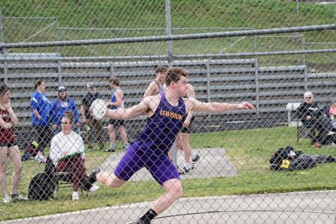 Thor Kessinger throws discus photo by Mindy Pals.
