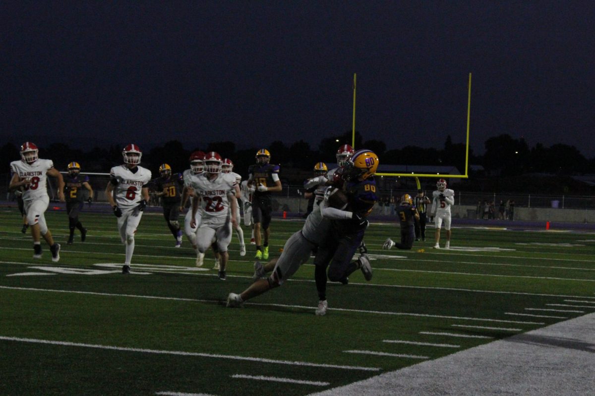 DJ Wilkerson (80) runs the ball through Bantam defenders