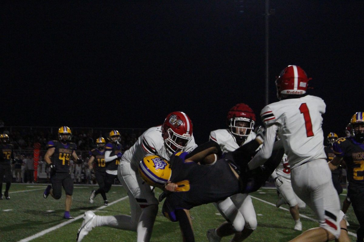 Jeffery Yoder (0) gets hounded by three Bantam defenders